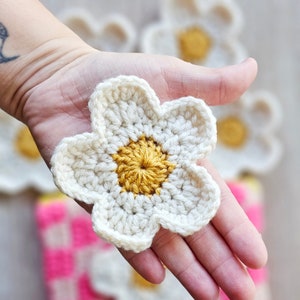 Crochet Book Sleeve Pattern: Daisy Flower Applique (PDF Download)