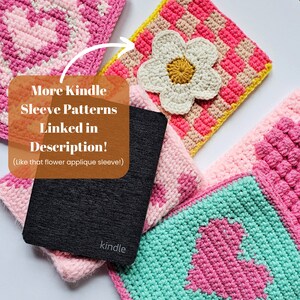 Puede incluir: Un lector electr&oacute;nico Kindle negro rodeado de fundas de ganchillo en rosa, verde y amarillo con varios patrones. El texto "More Kindle Sleeve Patterns Linked in Description! (Like that flower applique sleeve!)" est&aacute; escrito en un rect&aacute;ngulo marr&oacute;n.