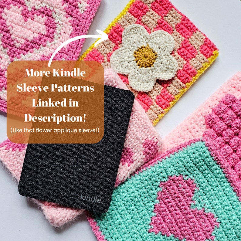 Puede incluir: Un lector electr&oacute;nico Kindle negro rodeado de fundas de ganchillo en rosa, verde y amarillo con varios patrones. El texto "More Kindle Sleeve Patterns Linked in Description! (Like that flower applique sleeve!)" est&aacute; escrito en un rect&aacute;ngulo marr&oacute;n.