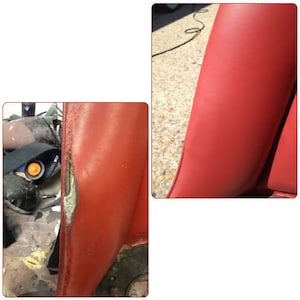 Pu&ograve; includere: Primo piano di un sedile auto in pelle rossa con usura visibile. Il sedile mostra segni di danneggiamento, con una sezione del materiale strappata e riparata. L'immagine evidenzia la consistenza e il colore della pelle.