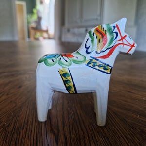 Vintage Dala Horse OLSSON – Hand-Painted Swedish Folk Art, 1940s–50s Nusnäs Mora Decor, Scandinavian Wooden Figurine
