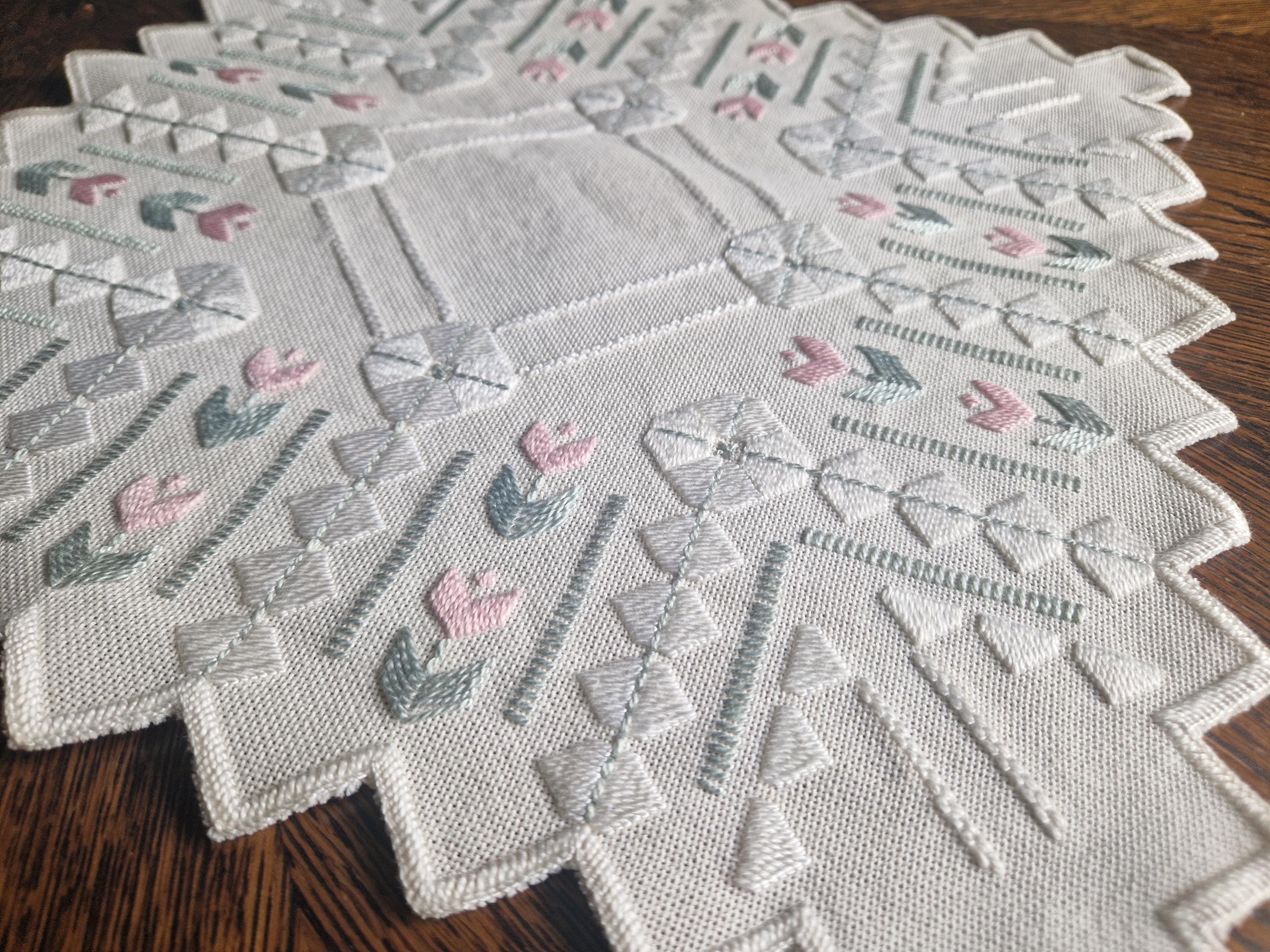 60年代～70年代のヴィンテージスウェーデン製手刺繍リネンテーブル