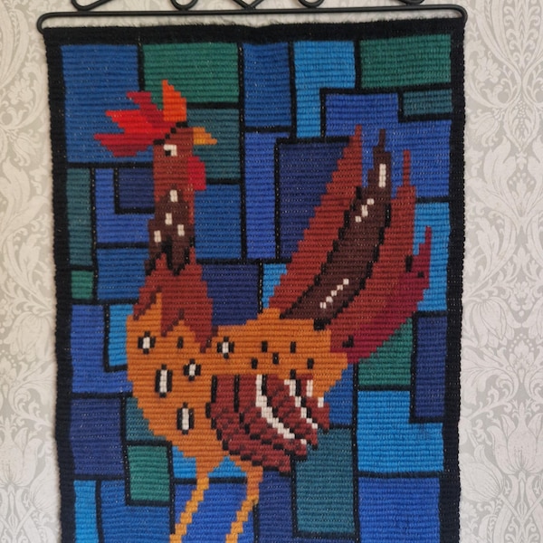 Mid-Century schwedische Wolle Wandbehang - Hand-bestickter Hahn, Geometrische Volkskunst, 1970er Jahre Textil. Kostenloser Versand