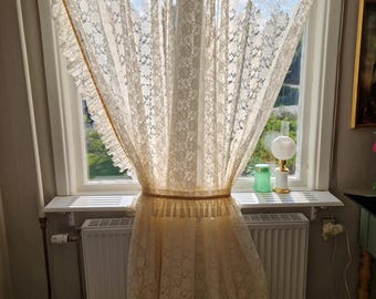 Schwedischer skandinavischer rustikaler Boho Großer romantischer Spitzenvorhang mit Rüschen | Jahrgang 1960er Jahre | Beige