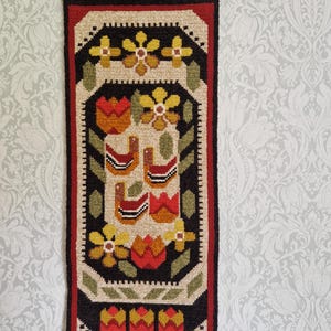 intage Swedish Twisted Stitch Wall Hanging – Tvistsöm Embroidery – 1960s Scandinavian Folk Art – Retro Textile Decor