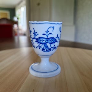 Vintage Meissen Egg Cup – Blue Onion, German Porcelain, Scalloped Rim, Pedestal, Collectible, Blue & White China