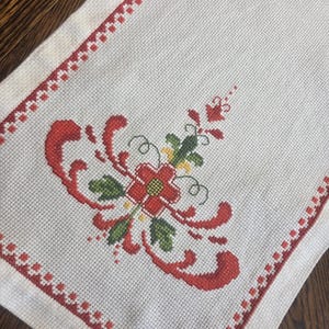Vintage svensk handbroderad bordslöpare – Skandinavisk folkkonst
