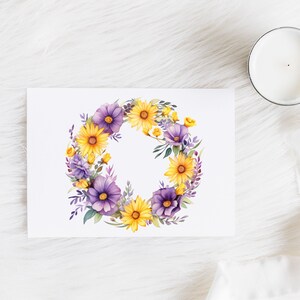 Op de afbeelding: Een aquarelkrans met paarse en gele bloemen. De krans is op een witte achtergrond.
