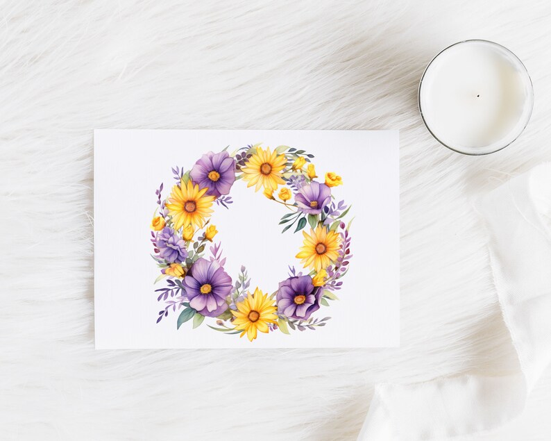 Op de afbeelding: Een aquarelkrans met paarse en gele bloemen. De krans is op een witte achtergrond.