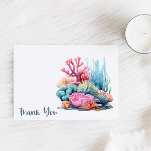 K&ouml;nnte beinhalten: Eine Dankeskarte mit einer Aquarell-Illustration eines farbenfrohen Korallenriffs. Die Korallen sind rosa, rot, blau und gr&uuml;n. Der Text "Danke" ist in blau gedruckt.