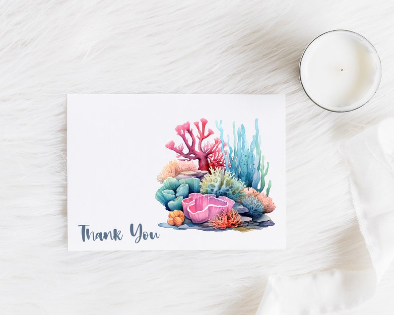 K&ouml;nnte beinhalten: Eine Dankeskarte mit einer Aquarell-Illustration eines farbenfrohen Korallenriffs. Die Korallen sind rosa, rot, blau und gr&uuml;n. Der Text "Danke" ist in blau gedruckt.