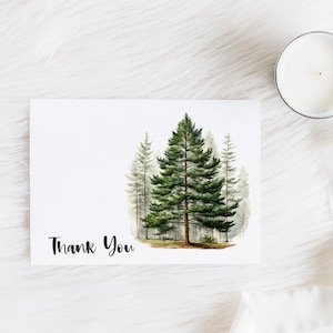 Pu&ograve; includere: Un'illustrazione ad acquerello di una scena di bosco con un alto pino al centro e alberi pi&ugrave; piccoli che lo circondano. Il testo "Grazie" &egrave; stampato sotto gli alberi.