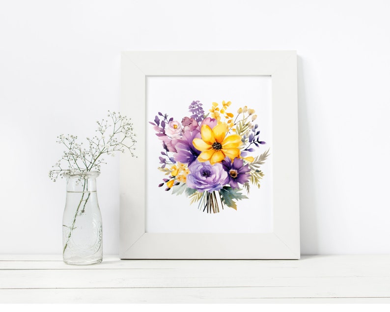 Op de afbeelding: Een aquarel van een boeket gele en paarse bloemen. De bloemen zijn in een losse, natuurlijke stijl gerangschikt en omgeven door groene bladeren.