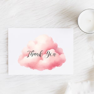 Puede incluir: Una tarjeta blanca con una nube rosa de acuarela con el texto "Gracias" escrito en negro.