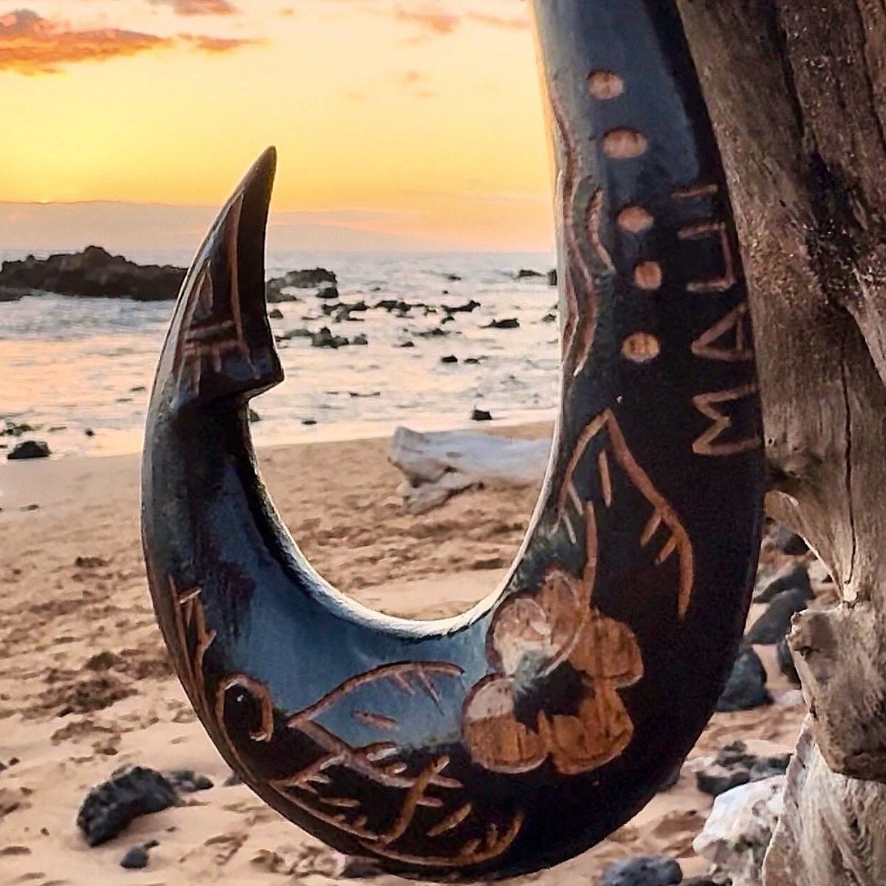 Da Hawaiian Store Hand-carved Polynesian Black Wood Engraved