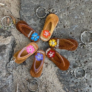 da Hawaiian Store Wood Slipper Sandal Keychain with Handpainted Flower (Choose Color)