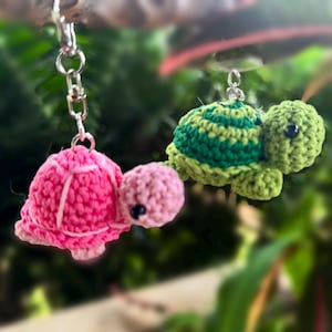Crochet Turtle Keychain: Handmade Honu Keyring - Unique Bag Charm