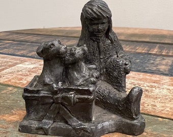 Statuetta in peltro vintage di Ricker di bambina e cani regalo di Natale, Soprammobili in peltro, Regalo per cani Decorazioni per la casa, Cucciolo di camera per ragazze