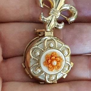Coro Unsigned Photo Locket Vintage 1970s  Holds 4 Photos Circle Gold Tone Metal Fleur De Lis Orange Celluloid Flower Seed Pearl Pendant