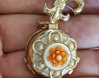 Coro Unsigned Photo Locket Vintage 1970s  Holds 4 Photos Circle Gold Tone Metal Fleur De Lis Orange Celluloid Flower Seed Pearl Pendant