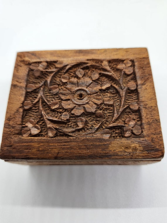 Vintage Hand Carved Floral Jewelry Box Woth Green… - image 1