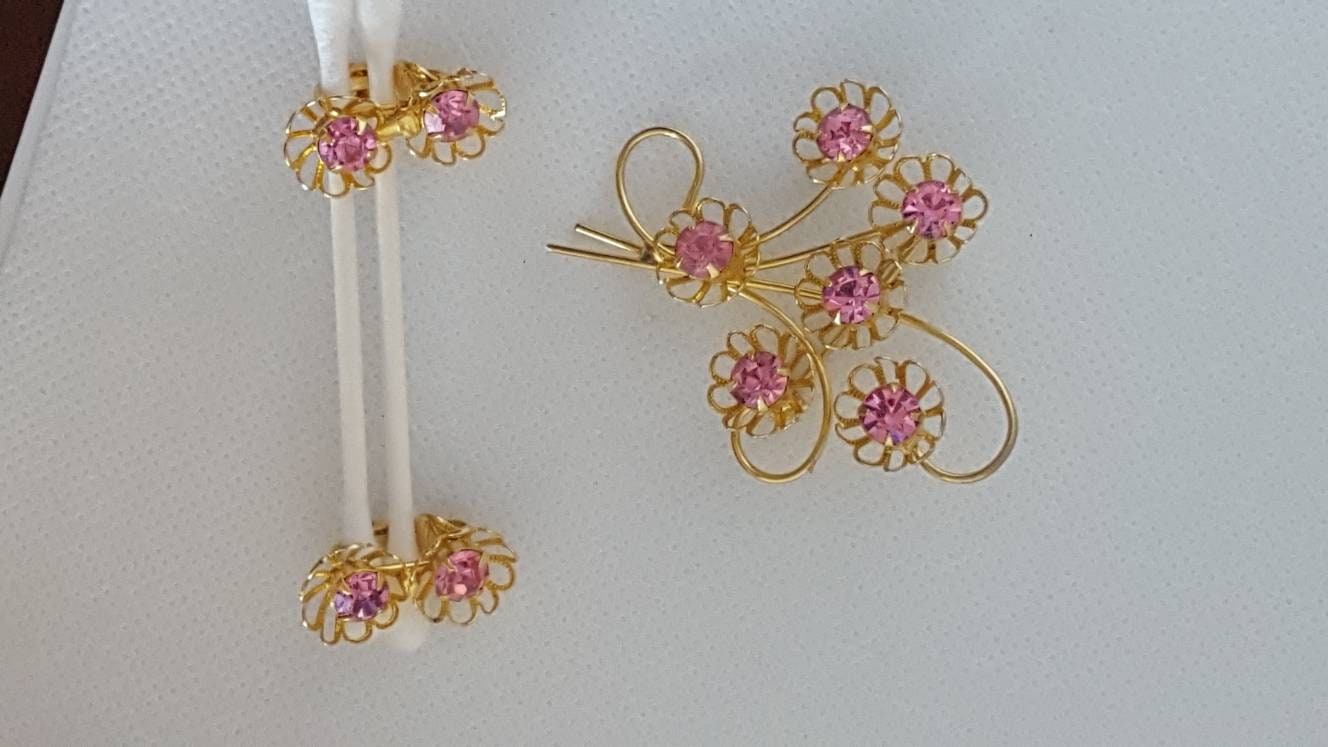 Vintage Gold Light Pink Rhinestones Flowers  Floral Booch Pin And Clip On Earrings Set