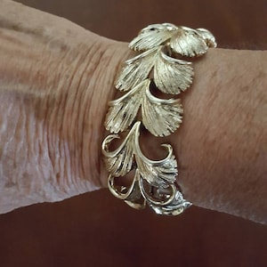 Vintage Gold LISNER Texture Palm Fan Bracelet