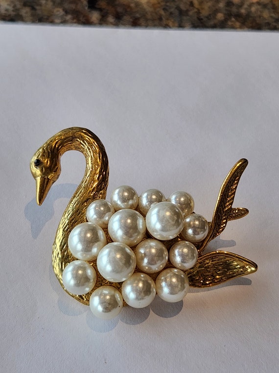 Swarovski Swan Pearl With Gold Brooch Pin Vintage 