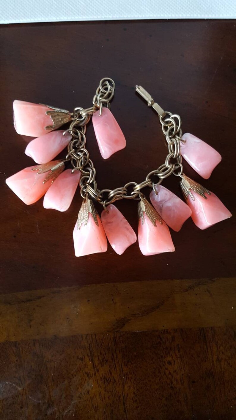 Vintage 1950s Gold Tone Metal Pink Chunky Lucite 7 12 Inch Chain Link Bracelet