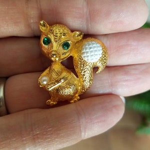 Vintage Gold Tone Squirrel Pearl Brooch Pin With Green Rhinestone Eyes Golf Jewelry