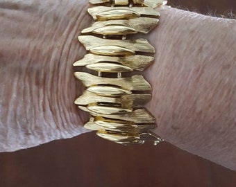 Monet Vintage Rare Gold Textured And Smooth Link Bracelet Excellent Condition