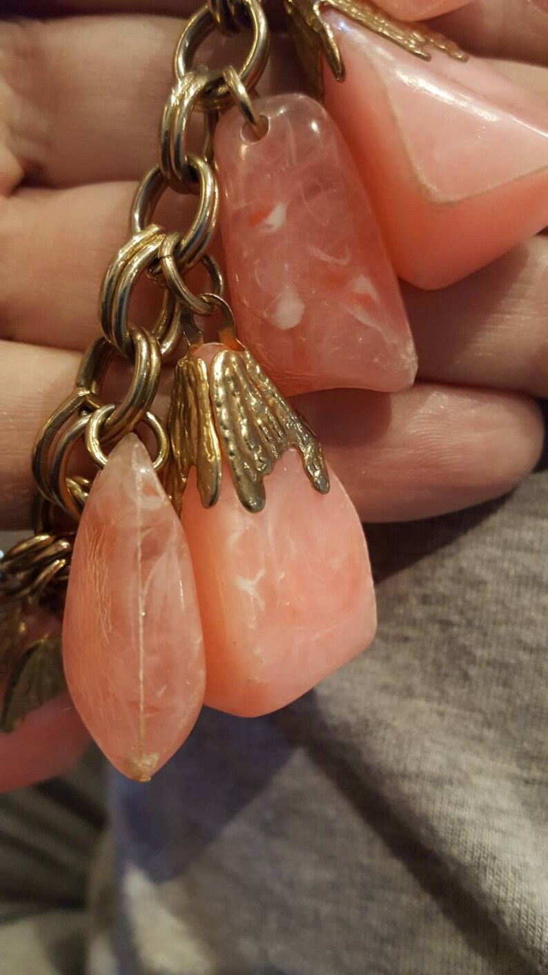 Vintage 1950s Gold Tone Metal Pink Chunky Lucite 7 12 Inch Chain Link Bracelet