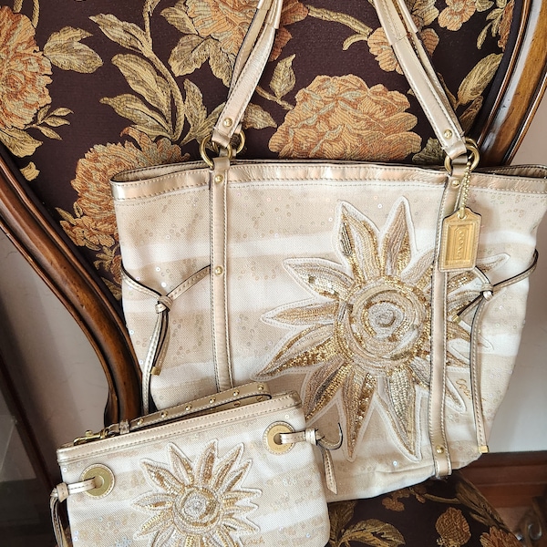 Bolso Coach grande dorado con girasoles y conchas marinas, con pulsera grande a juego. Sin usar. Nuevo. Vintage. A1273-186577.