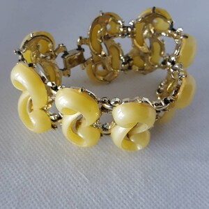 Vintage 1950s Gold Light Yellow Lucite Chain Link 7 Inch Bracelet Vintage Jewelry Yellow Jewelry Women&#39;s Jewelry Statement Jewelry