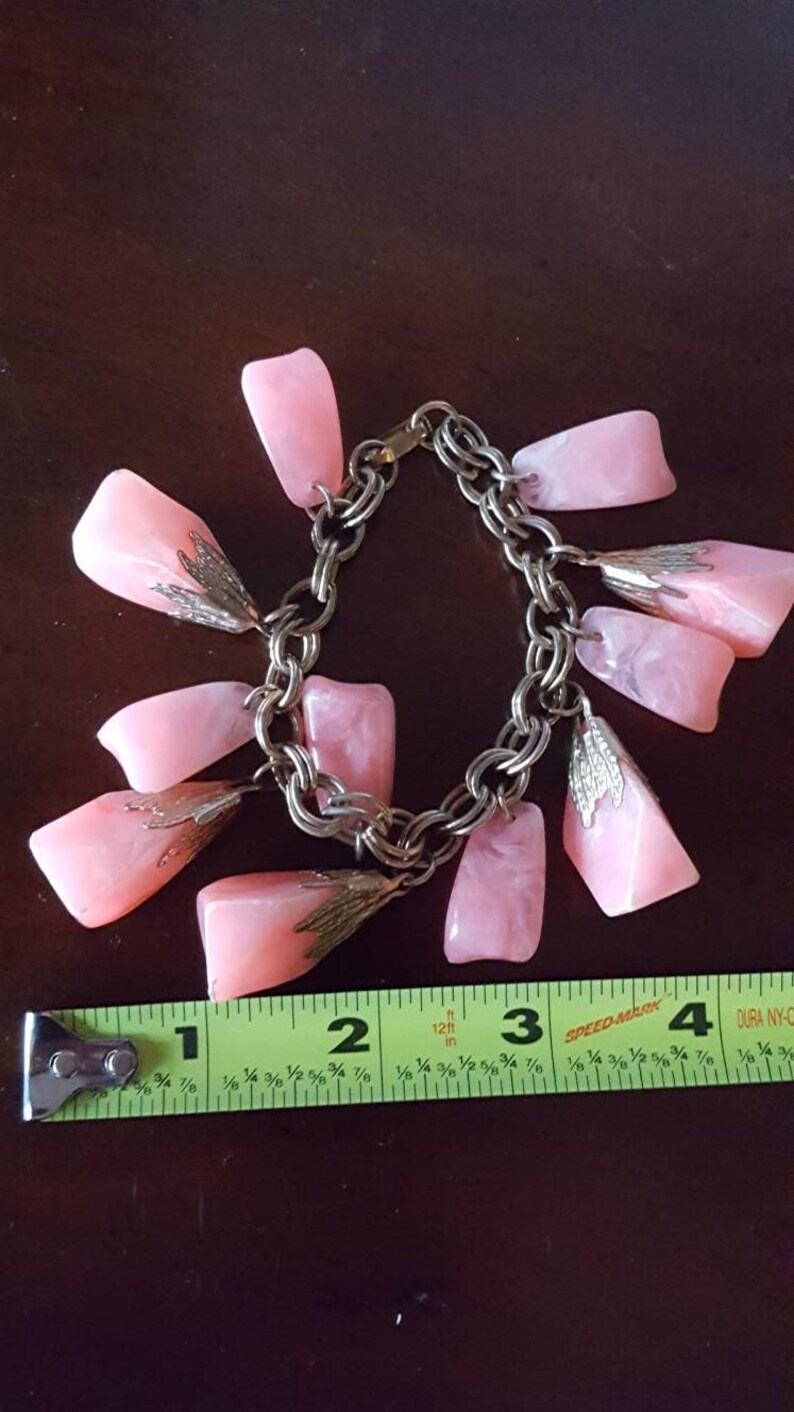 Vintage 1950s Gold Tone Metal Pink Chunky Lucite 7 12 Inch Chain Link Bracelet