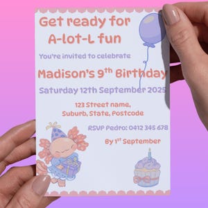 Puede incluir: Invitación de cumpleaños rosa y morada con el texto "Get ready for A-lot-L fun". Anuncia el 9º cumpleaños de Madison el 12 de septiembre de 2025. Incluye una ilustración de ajolote y una magdalena.