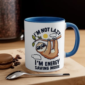 Tazza di bradipo di cartone animato, tazza divertente in modalità risparmio energetico, tazza di design di bradipo rilassante, tazza con sfondo azzurro, tazza di caffè di bradipo con occhiali da sole