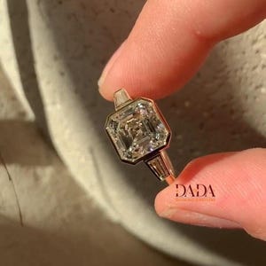 2.60ctw Asscher Cut Lab Diamant Verlobungsring: Baguette Lünette, 585er Gelbgold