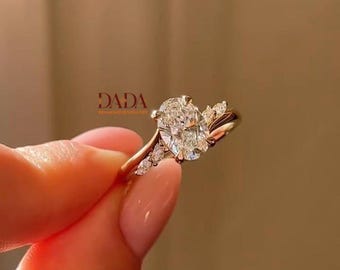 Anello di fidanzamento con diamante ovale creato in laboratorio, pietre laterali taglio marquise