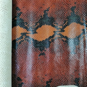 BROWN FANTASY SNAKE pattern fogli di pelle di vitello / pezzi pretagliati in pelle marrone effetto rettile / pelle con motivo a serpente / pelle di vitello goffrata