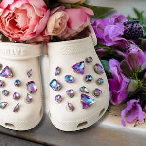 Dijes para zapatos de diamantes de imitación de vidrio iridiscente de lujo de color púrpura - ¡ENVÍO GRATIS DISPONIBLE!