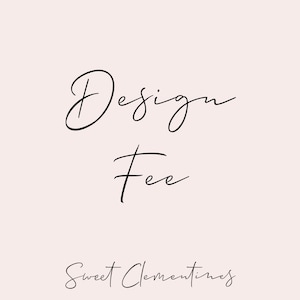 Może przedstawiać: Białe tło z czarnym tekstem pisanym kursywą, który brzmi "Design Fee" i "Sweet Clementines".