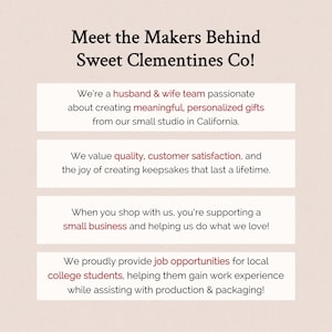 以下が含まれることがあります： ベージュの背景に「Meet the Makers Behind Sweet Clementines Co！」のテキスト。パーソナライズされたギフトの作成、品質の重視、小規模ビジネスのサポート、地元の雇用機会の提供など、4つのステートメントで会社について説明しています。