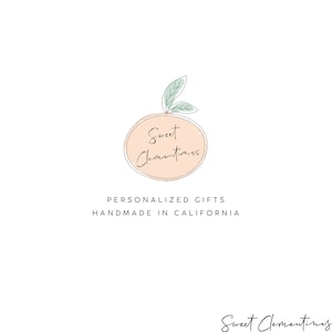 Pode incluir: Um logotipo para um neg&oacute;cio chamado "Sweet Clementines" com uma ilustra&ccedil;&atilde;o desenhada &agrave; m&atilde;o de uma clementina com folhas. O texto "Presentes personalizados feitos &agrave; m&atilde;o na Calif&oacute;rnia" est&aacute; abaixo do logotipo.