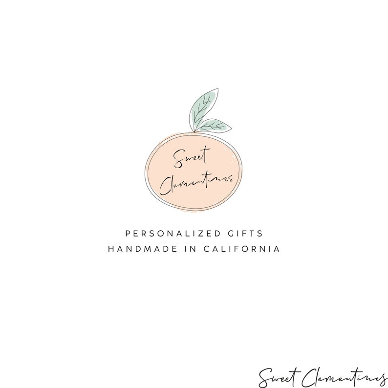 Pode incluir: Um logotipo para um neg&oacute;cio chamado "Sweet Clementines" com uma ilustra&ccedil;&atilde;o desenhada &agrave; m&atilde;o de uma clementina com folhas. O texto "Presentes personalizados feitos &agrave; m&atilde;o na Calif&oacute;rnia" est&aacute; abaixo do logotipo.