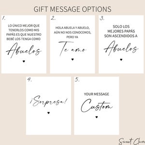 Op de afbeelding: Vijf verschillende cadeau-bericht opties voor een babyshower of een nieuw babycadeau. De opties omvatten: "Lo &uacute;nico mejor que tenerlos como mis pap&aacute;s es que nuestro beb&eacute; los tenga como Abuelos", "Hola abuela y abuelo, a&uacute;n no nos conocemos, pero ya Te amo", "Solo los mejores pap&aacute;s son ascendidos a Abuelos", "&iexcl;Sorpresa!" en "Uw bericht aangepast".