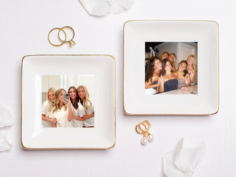 Puede incluir: Dos platos cuadrados blancos con ribete dorado, cada uno con una fotograf&iacute;a. Un plato tiene una foto de cuatro mujeres tom&aacute;ndose una selfie, el otro tiene una foto de un grupo de mujeres. Tambi&eacute;n hay anillos y pendientes dorados.