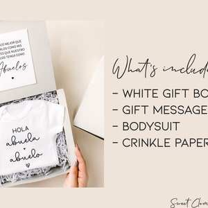Op de afbeelding: Een witte cadeaudoos met een witte romper erin. De romper heeft de tekst "Hola abuela + abuelo" in zwart. De doos is gevuld met kreukelpapier. De tekst "What's included:" staat in zwart op een witte achtergrond. De tekst "WHITE GIFT BOX", "GIFT MESSAGE", "BODYSUIT" en "CRINKLE PAPER" staan eronder vermeld. De tekst "Sweet Clementines" staat in zwart op een witte achtergrond.