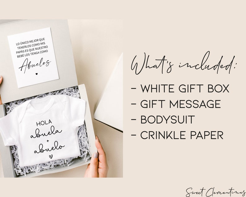 Op de afbeelding: Een witte cadeaudoos met een witte romper erin. De romper heeft de tekst "Hola abuela + abuelo" in zwart. De doos is gevuld met kreukelpapier. De tekst "What's included:" staat in zwart op een witte achtergrond. De tekst "WHITE GIFT BOX", "GIFT MESSAGE", "BODYSUIT" en "CRINKLE PAPER" staan eronder vermeld. De tekst "Sweet Clementines" staat in zwart op een witte achtergrond.