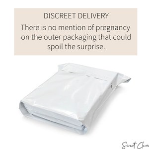 Op de afbeelding: Een witte gevoerde envelop met de tekst "DISCREET DELIVERY There is no mention of pregnancy on the outer packaging that could spoil the surprise."  Sweet Clementines staat onderaan de afbeelding.